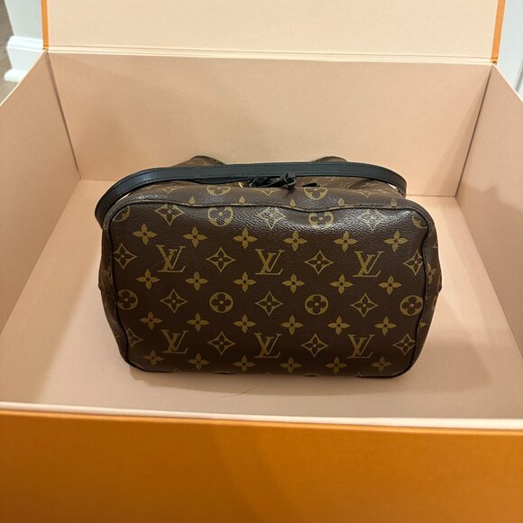 LOUIS VUITTON NeoNoe MM in Black - Picture 13 of 16